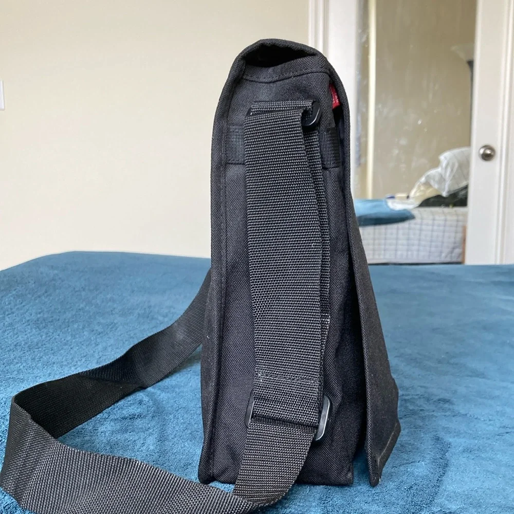 Manhattan Portage medium DJ Messenger Bag in black